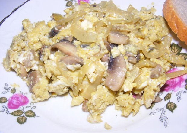 Fotografia przedstawiająca Jajecznica z cebulą i pieczarkami