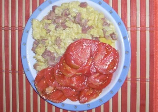 Fotografia przedstawiająca jajecznica z cebulą i pomidorem