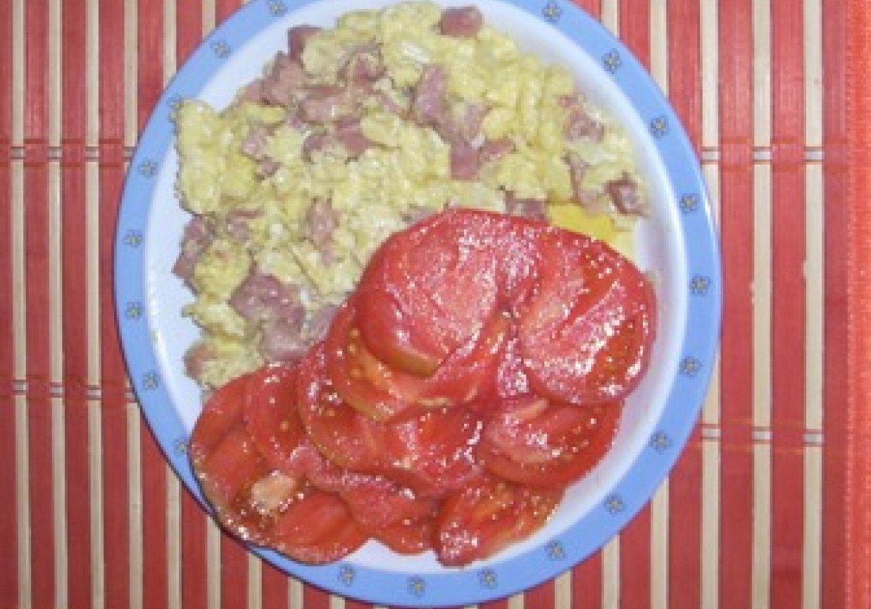 jajecznica z cebulą i pomidorem foto
