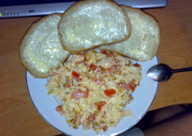 Fotografia przedstawiająca jajecznica z cebulą i pomidorem