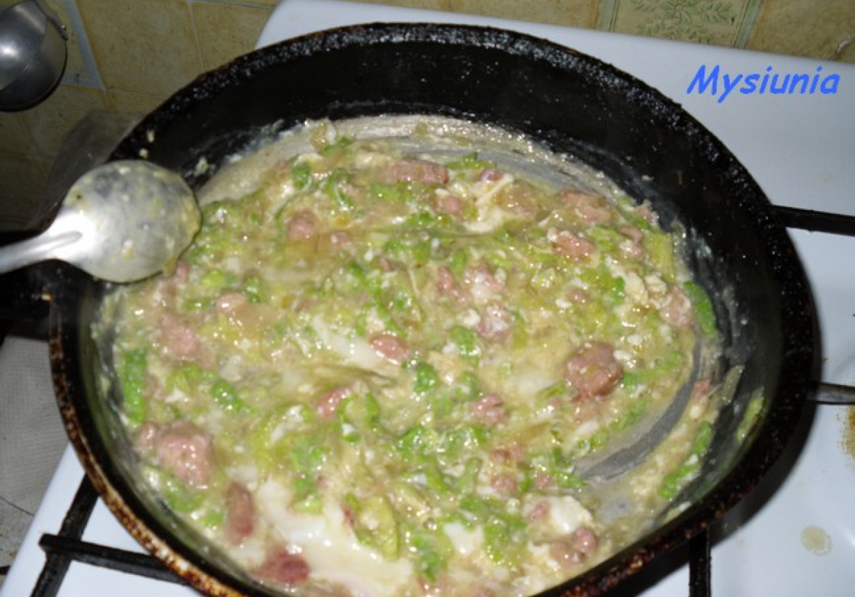 jajecznica z cebulą, kiełbasa i kapusta foto