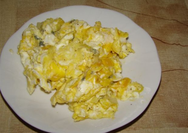 Fotografia przedstawiająca Jajecznica z cebulą