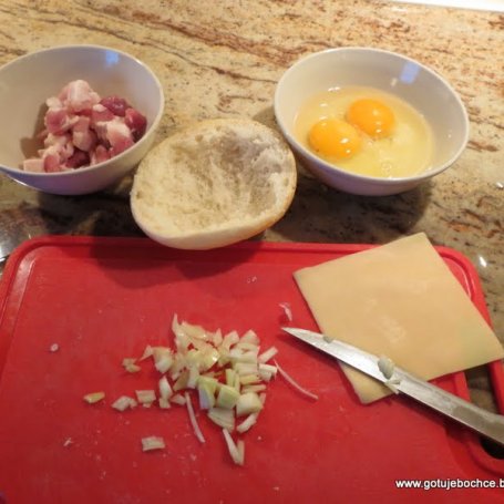 Krok 1 - Jajecznica z cebulką i boczkiem zapiekana w bułce foto