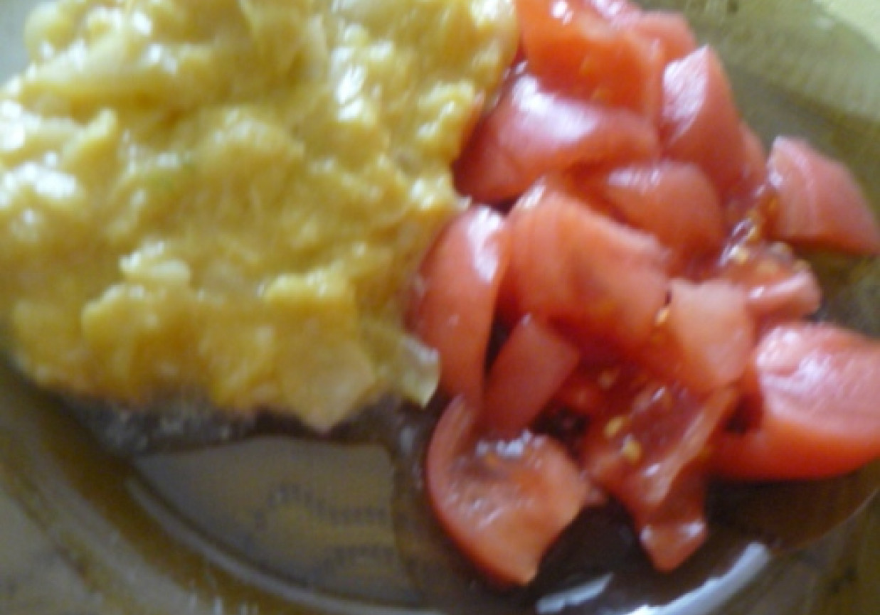 Jajecznica z cebulką i pomidorami foto