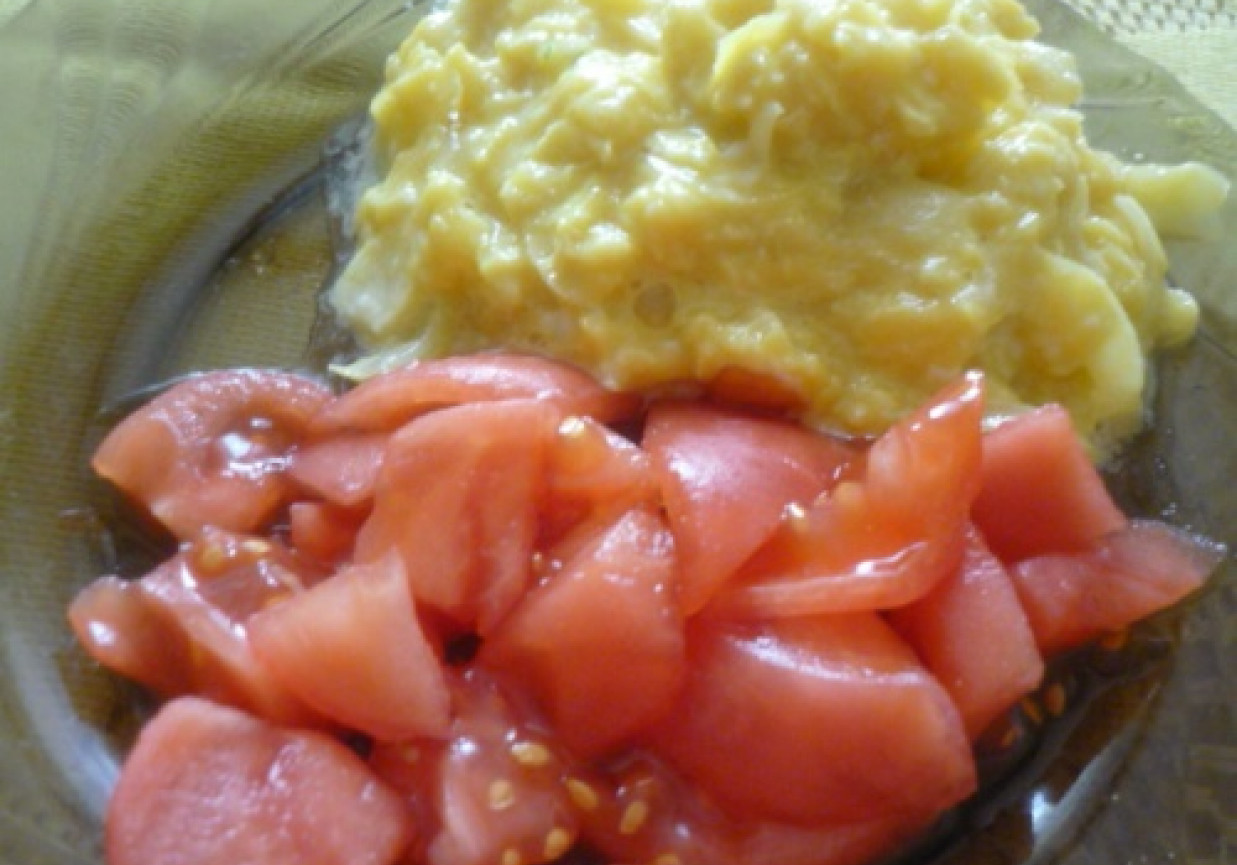 Jajecznica z cebulką i pomidorami foto