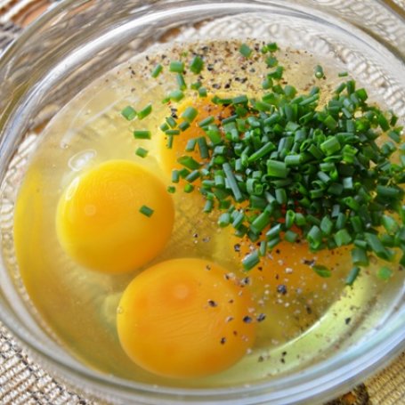 Krok 1 - Jajecznica z cebulką i szczypiorkiem foto