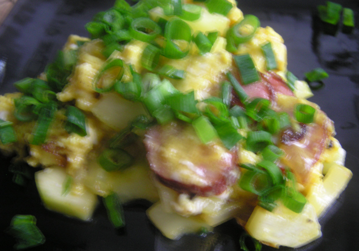 Jajecznica z cukinią i kiełbasą jałowcową foto