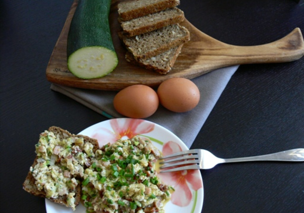 Jajecznica z cukinią i suszonymi pomidorami foto