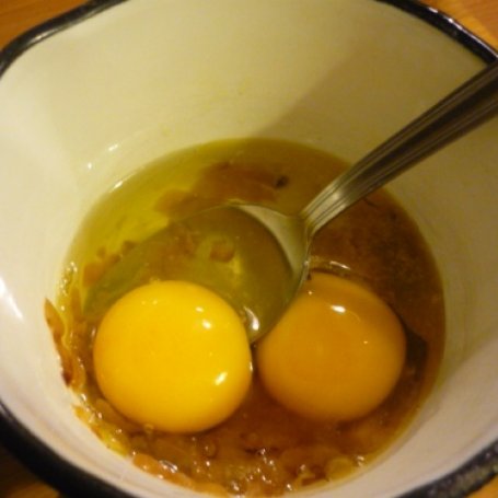 Krok 2 - jajecznica z duszoną cebulką foto