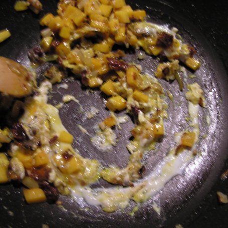Krok 4 - Jajecznica z dynią i suszonym pomidorem foto