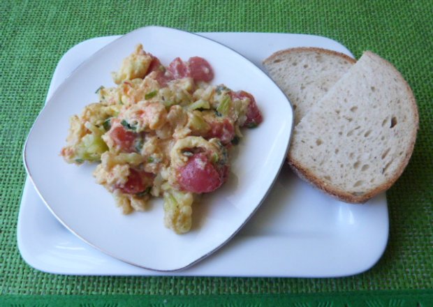 Fotografia przedstawiająca Jajecznica z kalafiorem i pomidorem