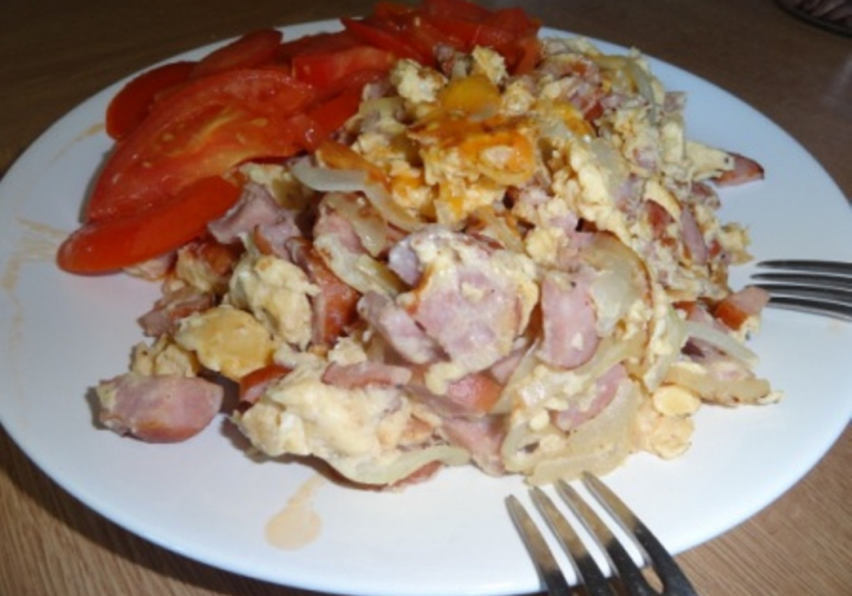 Jajecznica z kiełbasą cebulką i smażonym pomidorem foto