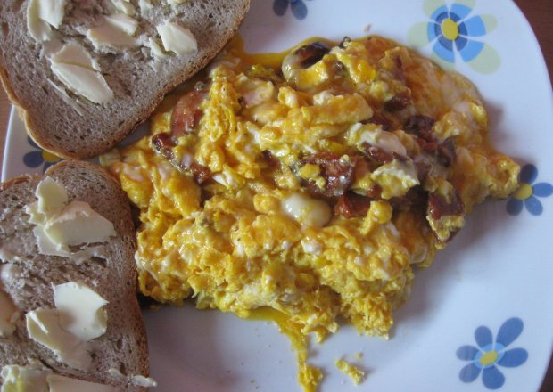 Fotografia przedstawiająca Jajecznica z kiełbasą chorizzo i camembertem