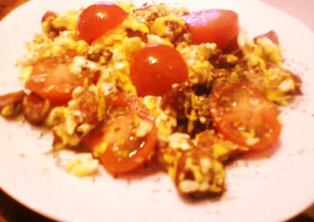 Fotografia przedstawiająca Jajecznica z kiełbasą i pomidorami