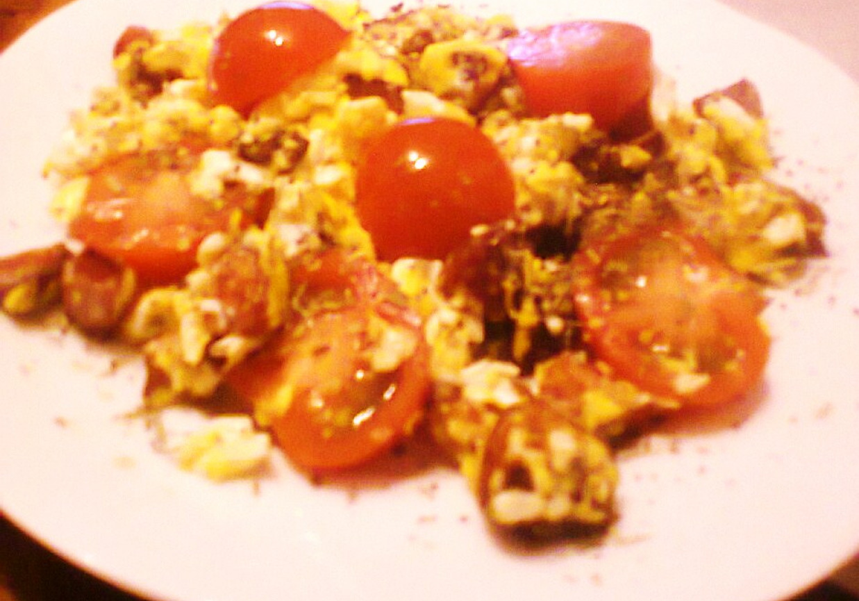Jajecznica z kiełbasą i pomidorami foto