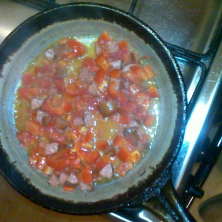 Krok 1 - Jajecznica z kiełbasą, pomidorem i papryką foto