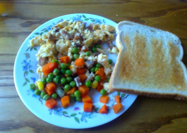 Fotografia przedstawiająca Jajecznica z kiełbasą, warzywami i tostem