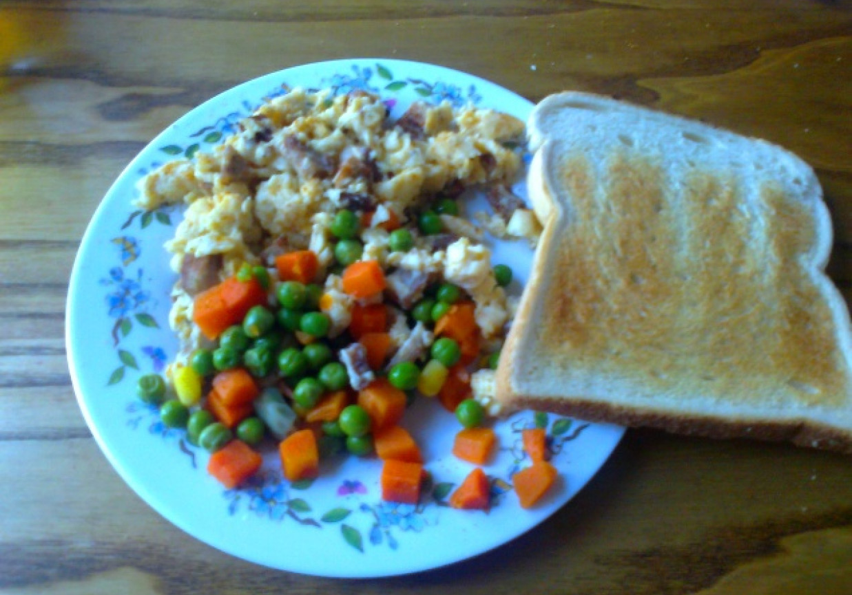 Jajecznica z kiełbasą, warzywami i tostem foto