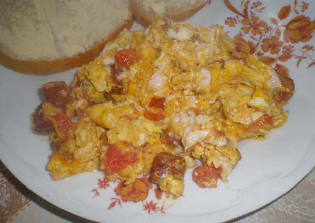 Fotografia przedstawiająca Jajecznica z kiełbaską i pomidorami
