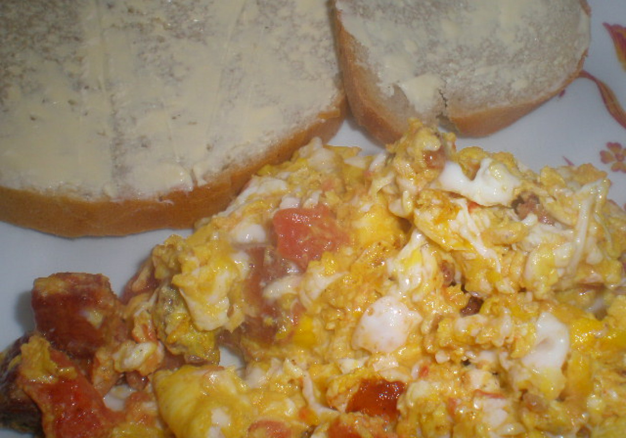 Jajecznica z kiełbaską i pomidorami foto