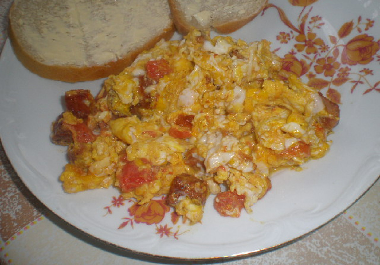 Jajecznica z kiełbaską i pomidorami foto