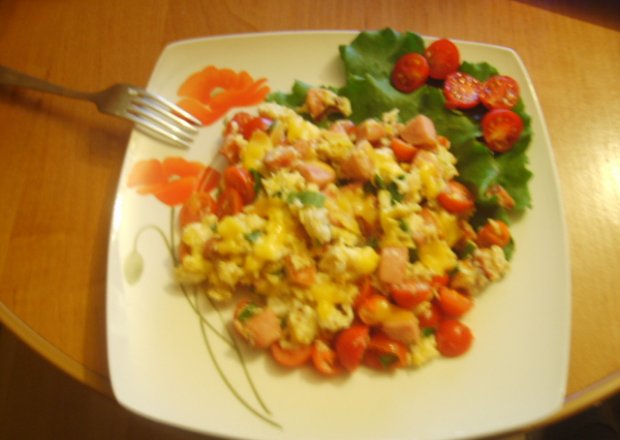 Fotografia przedstawiająca Jajecznica z kiełbaską,pomidorkami i szczypiorkiem