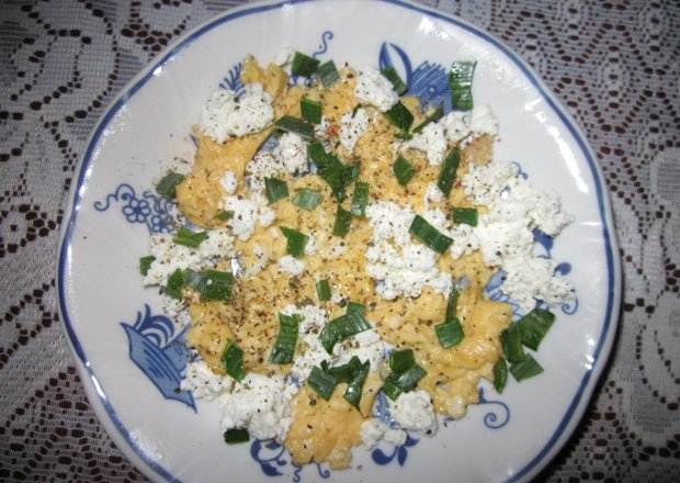 Fotografia przedstawiająca Jajecznica z kozim serem