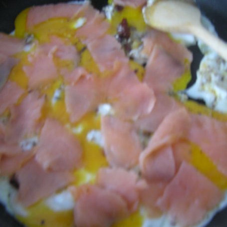 Krok 3 - Jajecznica z łososiem i suszonymi pomidorami foto