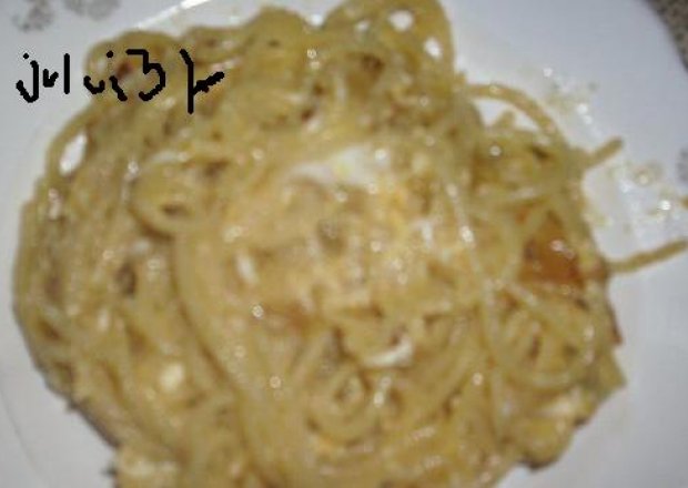 Fotografia przedstawiająca Jajecznica z makaronem spagetti.