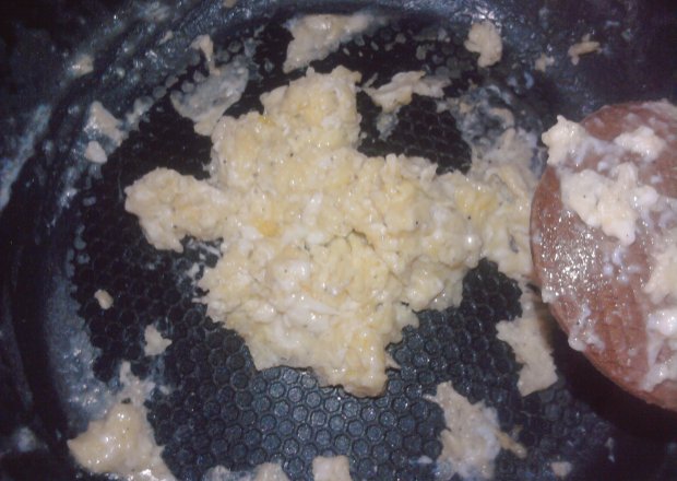 Fotografia przedstawiająca Jajecznica z marynowanymi grzybami