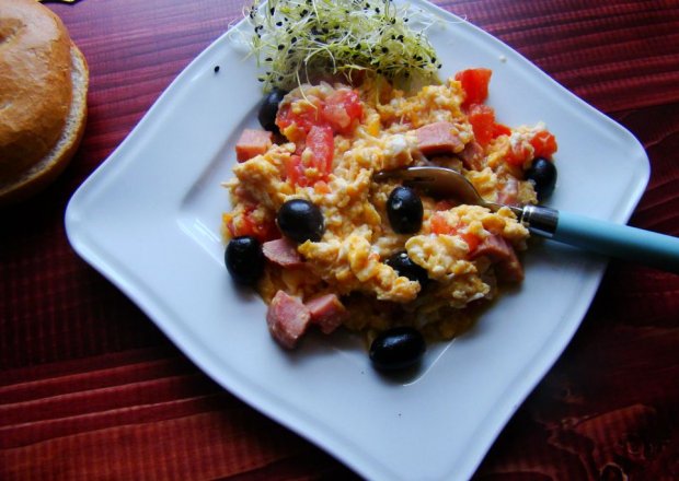 Fotografia przedstawiająca Jajecznica z oliwkami i pomidorem