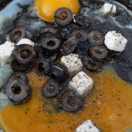 Krok 1 - Jajecznica z oliwkami i serem solankowym foto