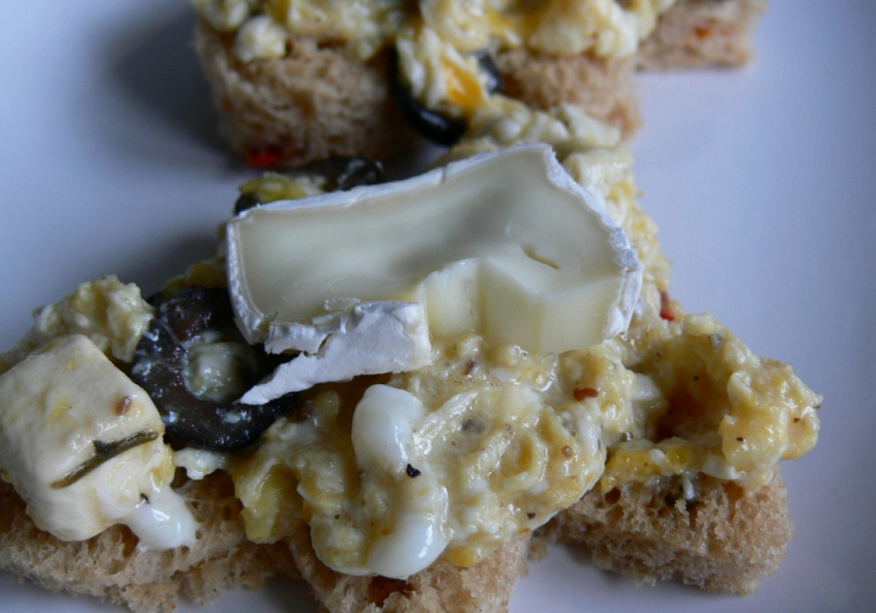 Jajecznica z oliwkami i serem solankowym foto