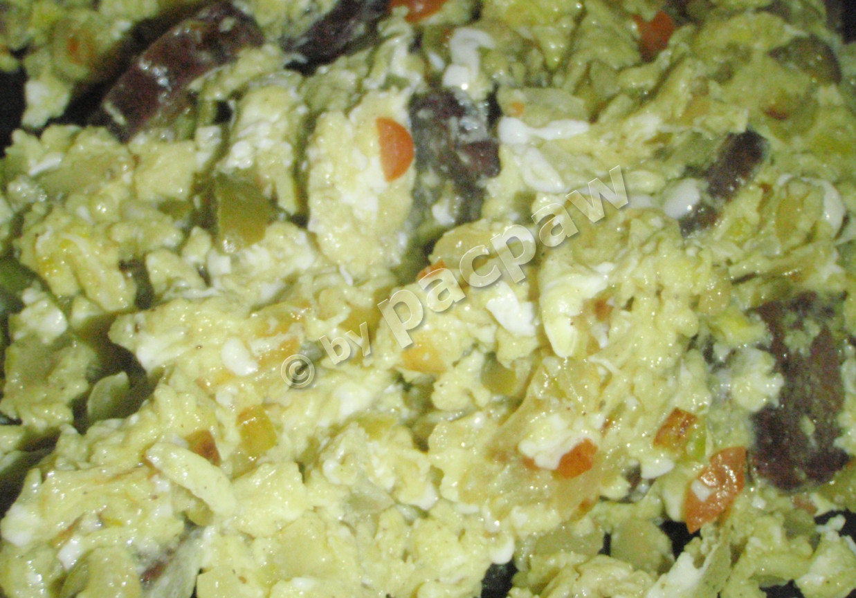 Jajecznica z oliwkami i suchą kiełbasą na oliwie truflowej foto