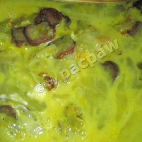 Krok 5 - Jajecznica z oliwkami i suchą kiełbasą na oliwie truflowej foto