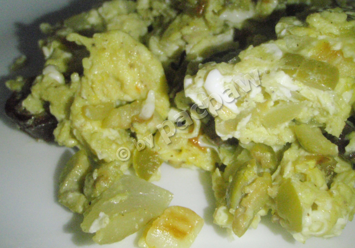 Jajecznica z oliwkami i suchą kiełbasą na oliwie truflowej foto