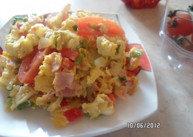 Fotografia przedstawiająca Jajecznica z papryką i pomidorkami