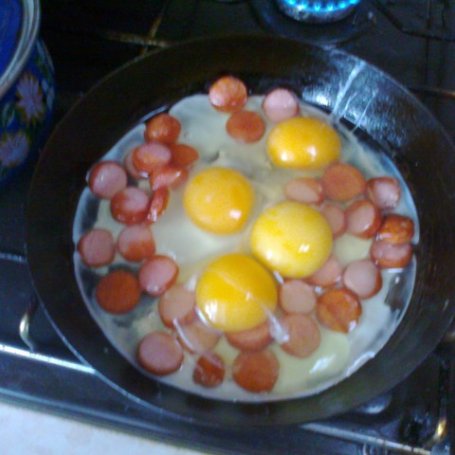 Krok 3 - Jajecznica z parówkami i warzywami foto