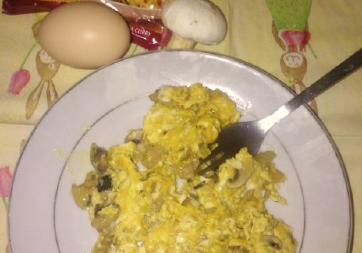 Jajecznica z pieczarkami i curry foto