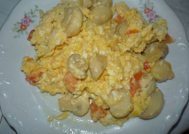 Fotografia przedstawiająca Jajecznica z pieczarkami i pomidorem