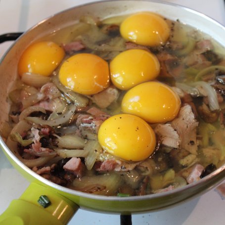 Krok 5 - Jajecznica z pieczarkami i szynką foto