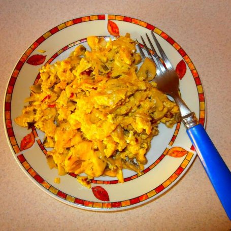Krok 3 - Jajecznica z pieczarkami i żółtym serem. foto