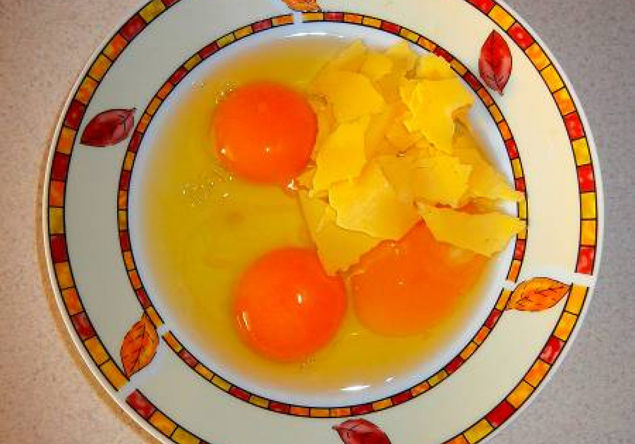 Jajecznica z pieczarkami i żółtym serem. foto