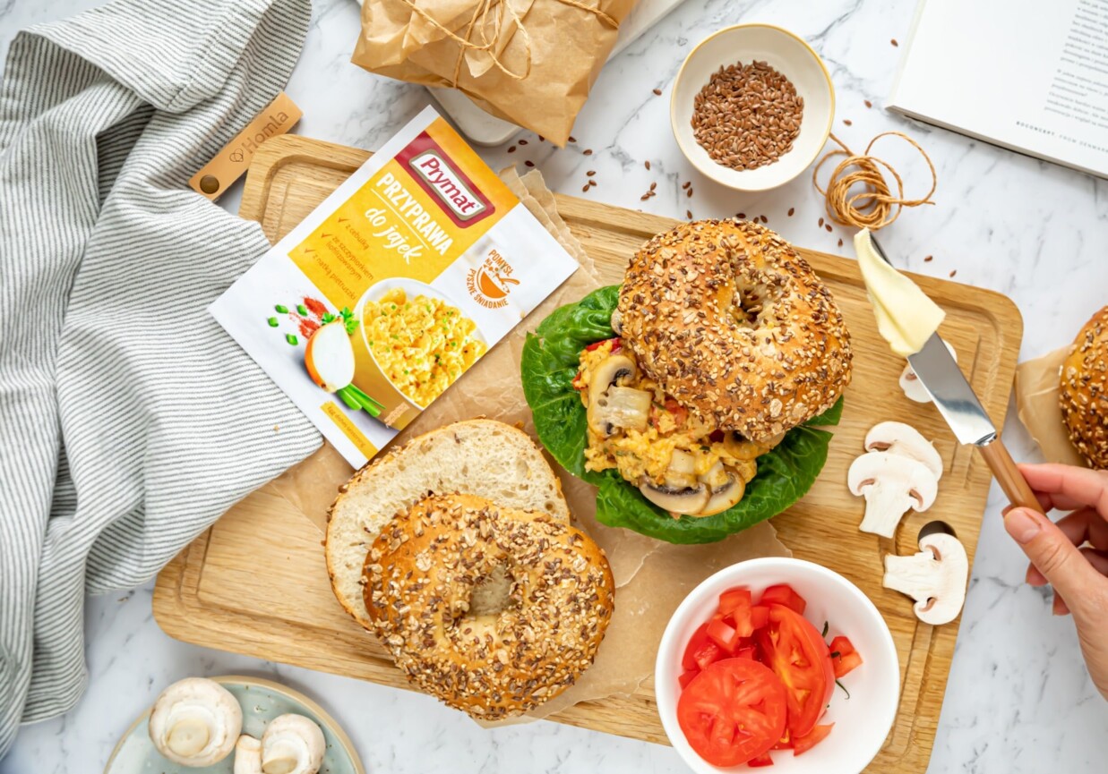 Jajecznica z pieczarkami, pomidorami w towarzystwie domowego bajgla foto