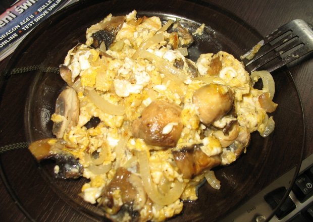 Fotografia przedstawiająca Jajecznica z pieczarkami