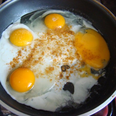 Krok 2 - Jajecznica z pieprzem ziołowym foto