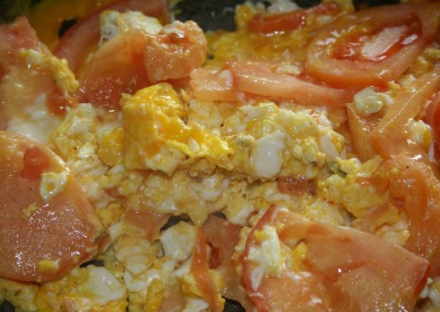 Fotografia przedstawiająca Jajecznica z plastrami pomidorów