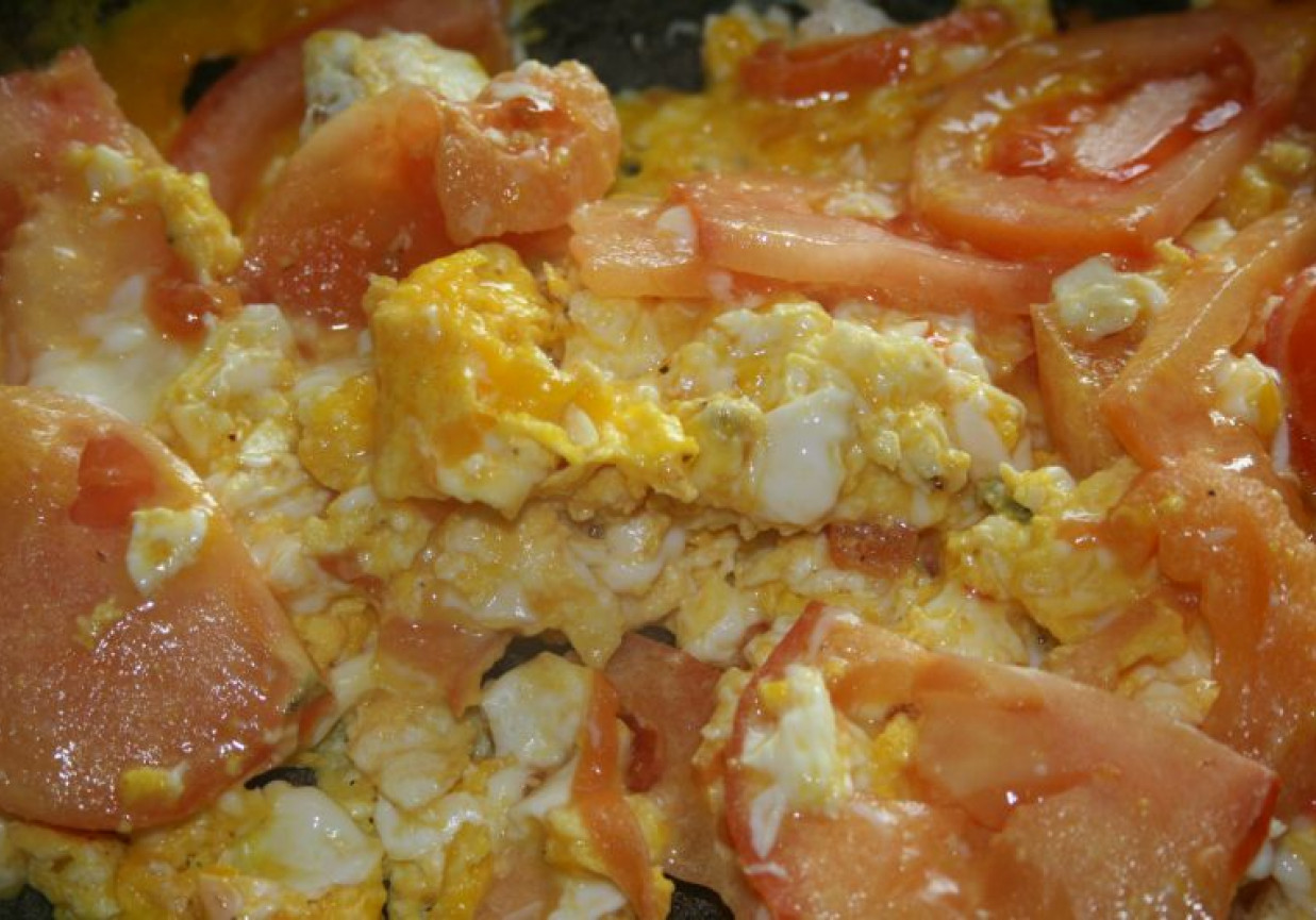 Jajecznica z plastrami pomidorów foto