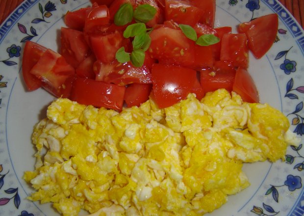 Fotografia przedstawiająca jajecznica z pomidorami i bazylią