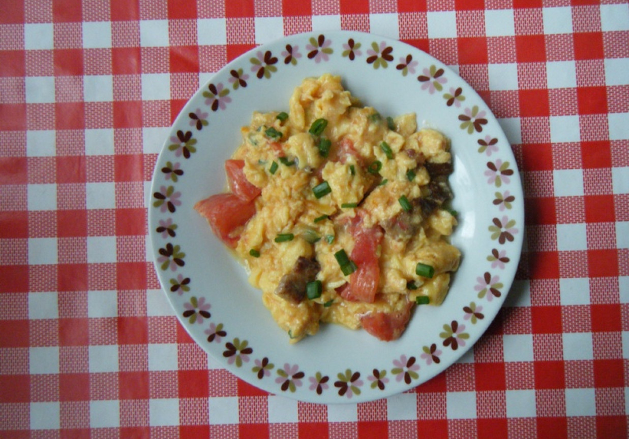 Jajecznica z pomidorami i bekonem foto